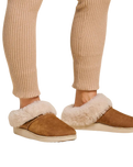 The Olukai Womens Ku‘i Slipper in Tan & Bone