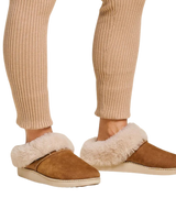 The Olukai Womens Ku‘i Slipper in Tan & Bone