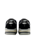 The New Balance Mens Andrew Reynolds 933 Shoes in Black & Navy